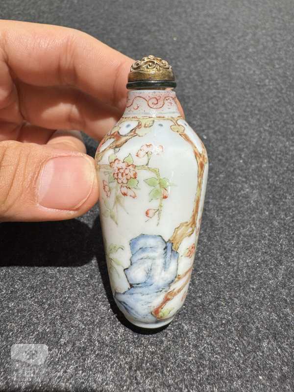清 料胎画珐琅山石花卉图鼻烟壶 - 图4